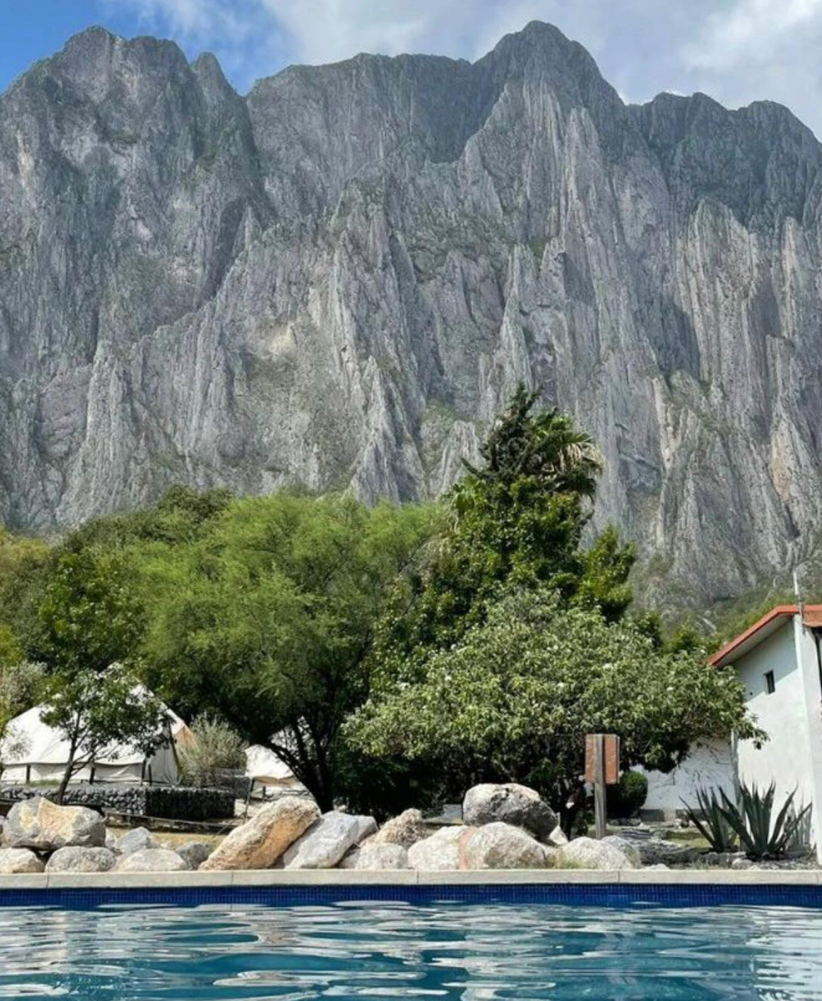 Pool area La Posa with El Potrero Chico in the background